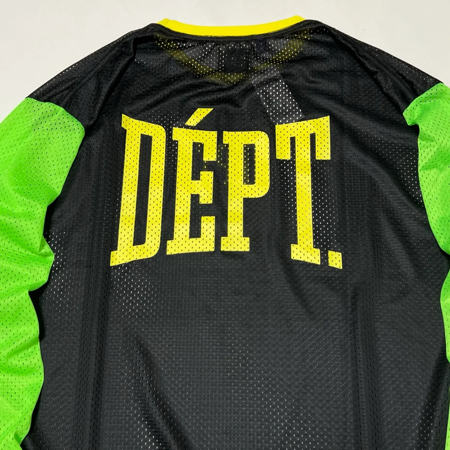 GALLERY DEPT. SPORT ELEGANT L/S BLK/GRN/YLW DEPT. Mesh color-blocked long-sleeved jersey. Black S-XL mesh item is a must-have for every fashionista. Soft, breathable and comfortable to wear alone. Layered to match the fashion pioneer. Original dyed mesh fabric. No color difference. Original printing process. Durable after washing and does not fall off. Original consistent main label/hangtag/composition and water label.